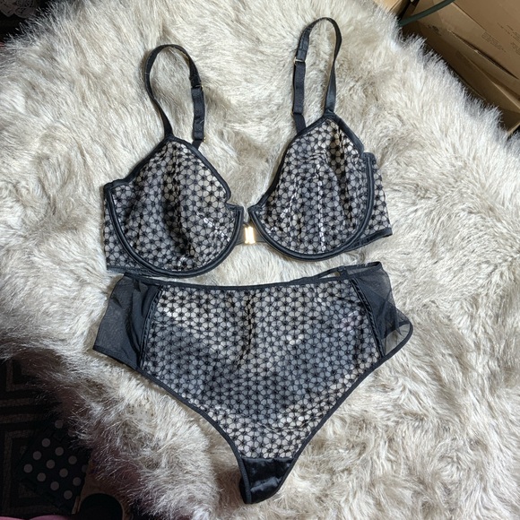 Victoria's Secret Other - Victoria's Secret Black and White Geometric Bra Set